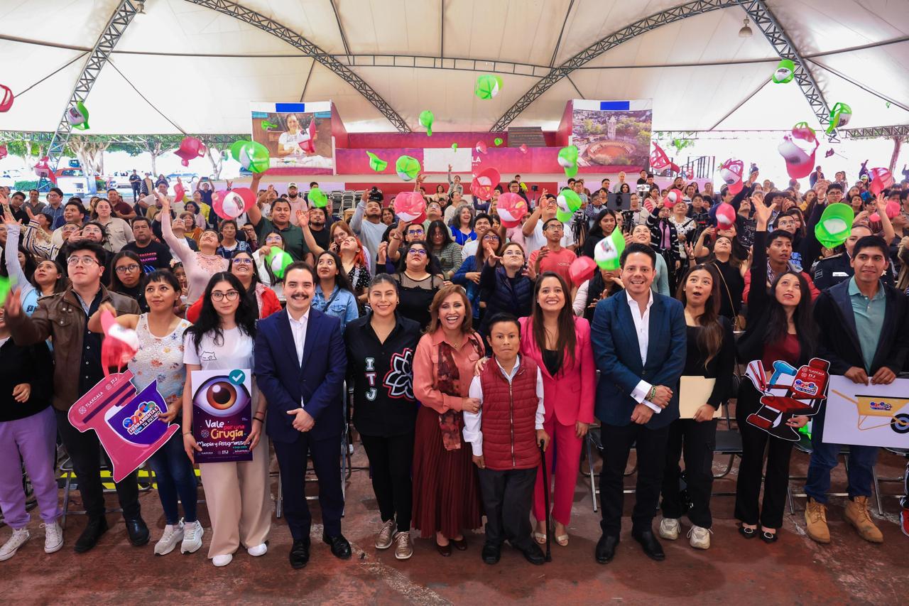 Entrega gobernadora apoyos a jóvenes tlaxcaltecas